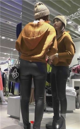 街拍黑色紧身皮裤美眉逛商场 [1.95 GB]