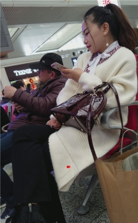 玩手机的白衣妹子