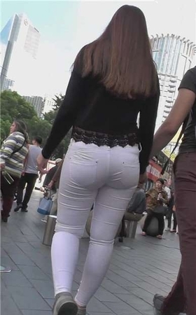 街拍紧身肥臀白裤外国美女，大街上跟帅哥男友亲密[714 MB]