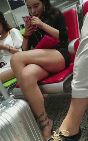 玩手机的美女