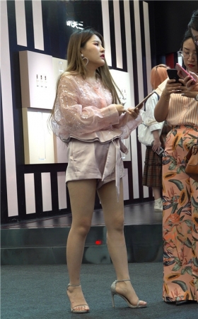 长发美腿小姐姐