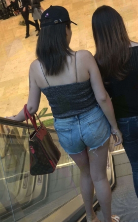 牛仔热裤吊带衫美腿美女
