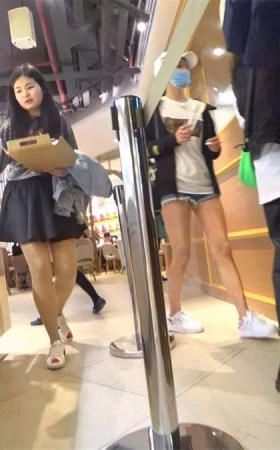 超短牛仔热裤性感小美女