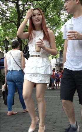 4K 性感身材街拍高跟短裙美女姐姐