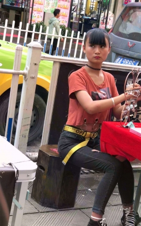 卖首饰的年轻小妹