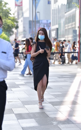 漂亮的黑裙小姐姐