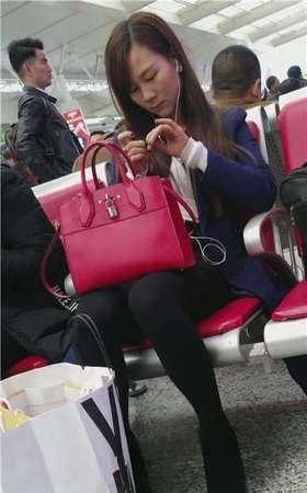 4k-高铁站候车室拍摄黑丝打底裤女孩