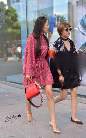 9.1 时尚的短裙长腿女郎 [13P]
