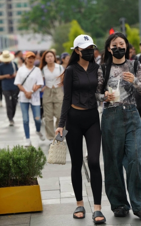 街拍黑色紧身裤印痕小妹 [19P]