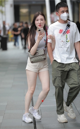 皮肤很白的热裤美女(52P)
