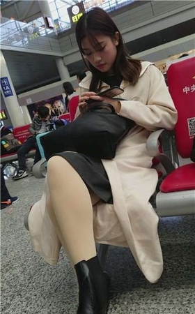 4k-高铁站候车室内的长腿肉丝美腿女孩，清纯美丽。
