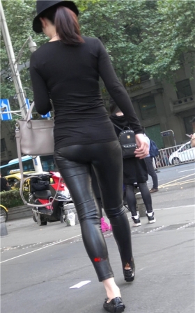 戴着黑色帽子的紧身皮裤美女