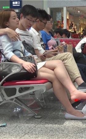 趴在男友肩上睡觉的小妹