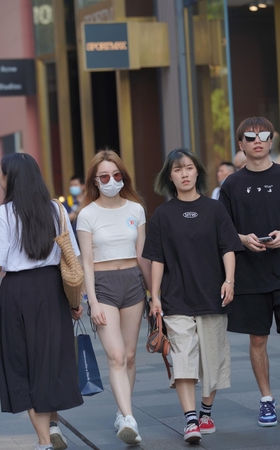 白白净净的热裤女孩