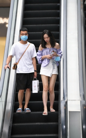 街拍白热裤香肩美眉 [17P]