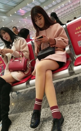 高铁站候车的两个肉色丝袜漂亮美少女