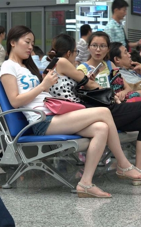 年轻姑娘的长腿玉足再加抖脚，你应该会喜欢