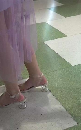 街拍粉嫩美足，仙女气质