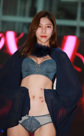 美女模特内衣表演+单反50秒 8P