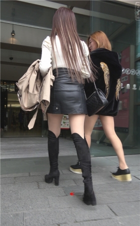黑色高腰皮裙长发美女