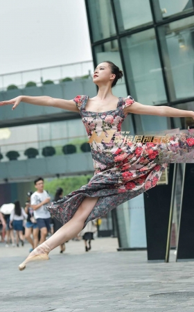 姿势优美的芭蕾舞美女老师 [30P]