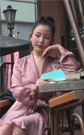 漂亮的粉裙美女小姐姐