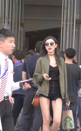 亭亭玉立的两位逆天颜值漂亮美女