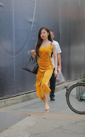 举手投足间散发出丝丝贵气