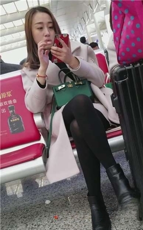 4k-高铁站候车室拍摄黑丝长腿知性甜美女神姐姐