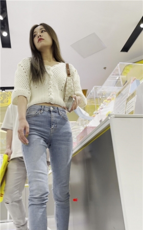苗条的蓝牛美女