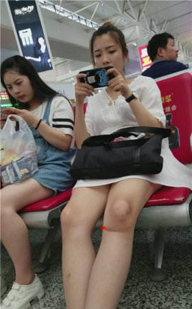 漂亮的白裙美女
