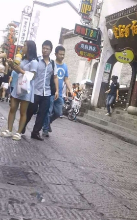 美女你的短裤还能再短点吗