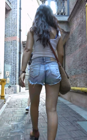 白T恤高腰牛仔热裤美女