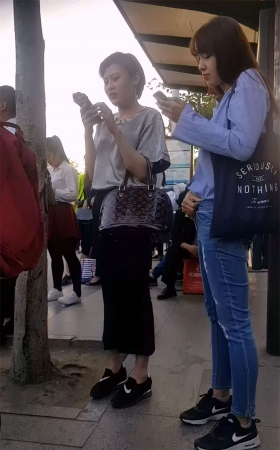 黑色紧身裤短发美女