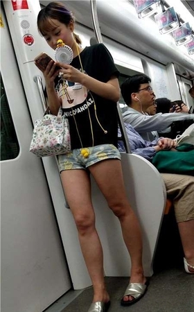 4K地铁上的话热裤黑T恤女孩