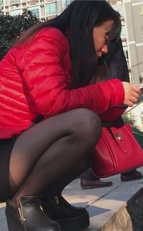 蹲路边的黑丝肥臀熟妇，稍重口味。