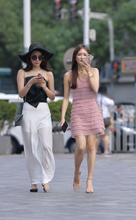 两个漂亮时尚的美女 [23P]