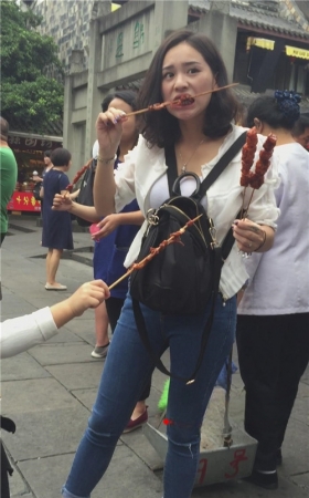 吃炸串的小姐姐