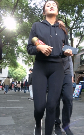 瑜伽裤运动鞋马尾辫美女