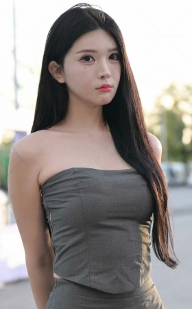 2591-6-188√油亮黑丝大长腿-妍熙【套图➕4K 12P