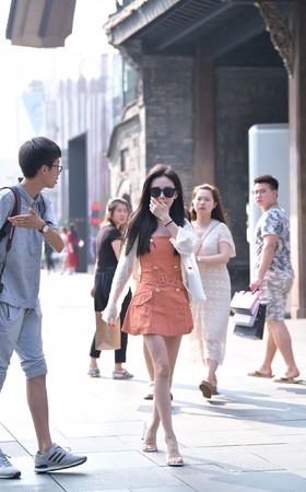 娇小玲珑妹子