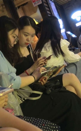高跟鞋美女挑鞋美的很