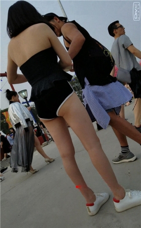 黑色小短裤月牙妹子