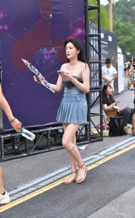 超短牛仔裙美腿小姐姐 [20P]
