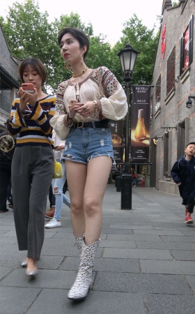 大长腿热裤短发美女
