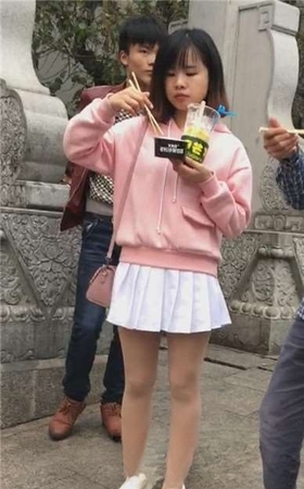街边偶遇吃东西的粉色甜美可爱小萌妹