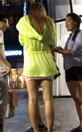 身材苗条的黄发美女,有些日韩风格