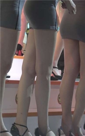 舞台上密密麻麻的美腿高跟鞋翘臀showgirl