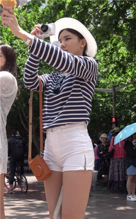喜欢拍照的白色热裤美女