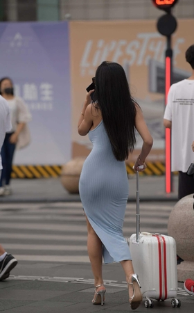 前凸后翘极品身材性感美女 【套图+视频】 [10P]